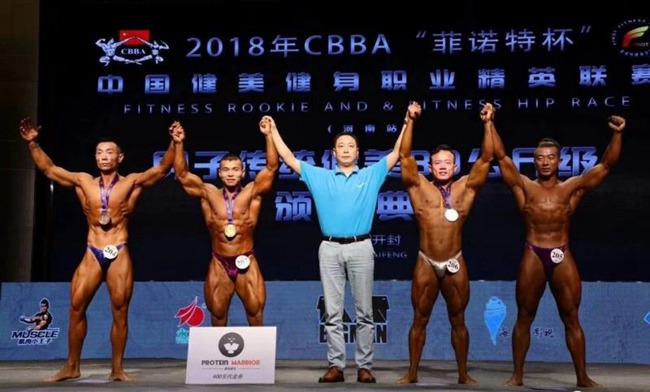 董事長為全國健美冠軍頒獎